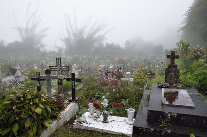 France, Ile de la Reunion, Cirque de Salazie, classé Patrimoine Mondial de l'UNESCO, Hell-Bourg, labellisé les Plus Beaux Villages de France, le cimetière constitué de tombes en pleine terre fleuries naturellement
