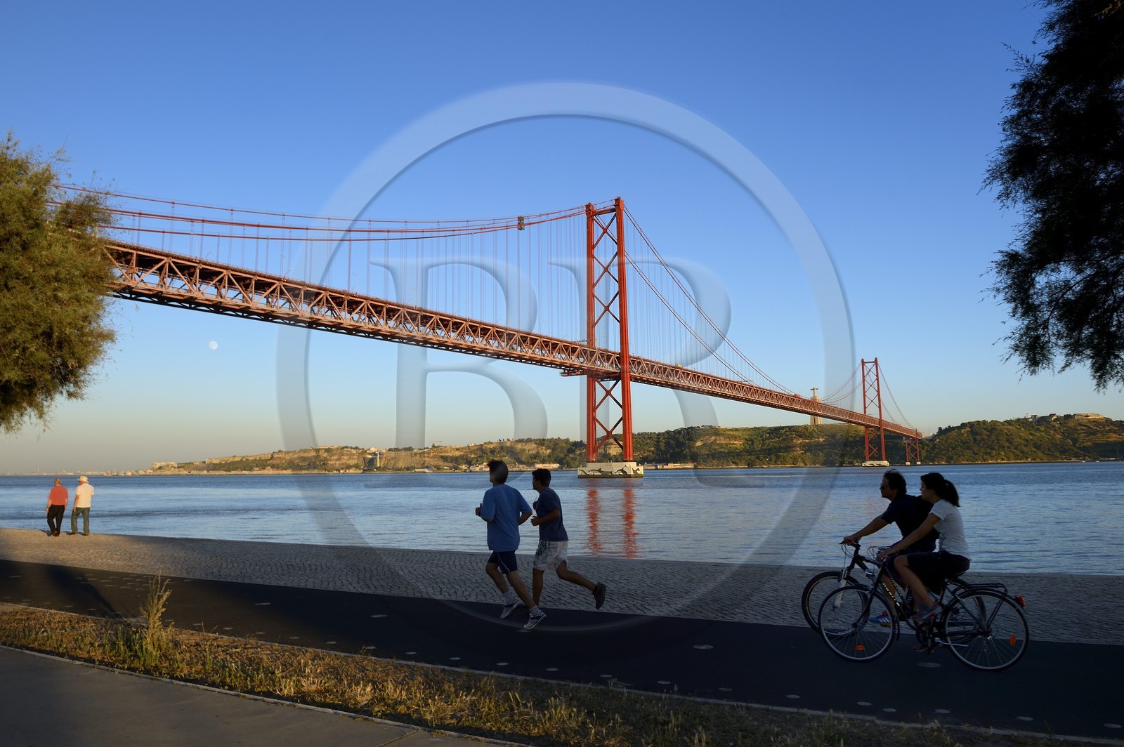 Portugal, Lisbonne, le pont du 25 de Abril sur le Tage et le  le Cristo Rei (Christ Roi)
