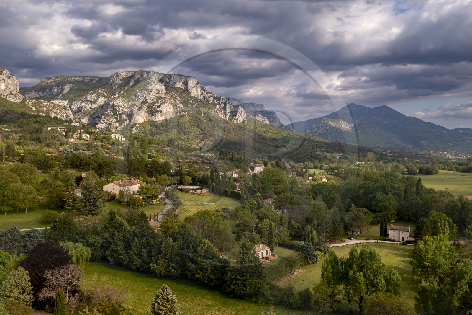 France, Alpes-de-Haute-Provence (04), Parc Naturel Régional du Verdon, Moustiers-Sainte-Marie, labellisé Les Plus Beaux Villages de France (vue aérienne)