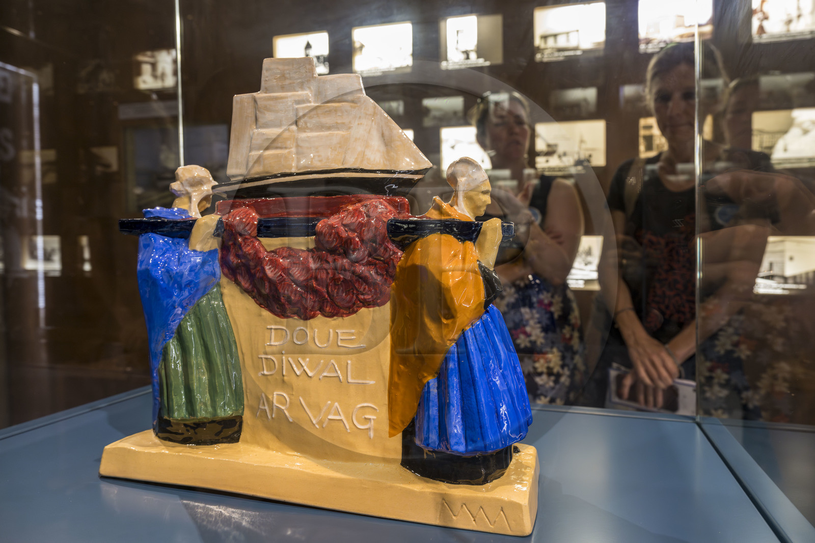 France, Morbihan (56), Port-Louis, la citadelle de Port-Louis, musée national de la Marine, partie consacrée au sauvetage en mer SNSM, groupe de porteuses d'ex-voto de Mathurin Méheut, faience vers 1930