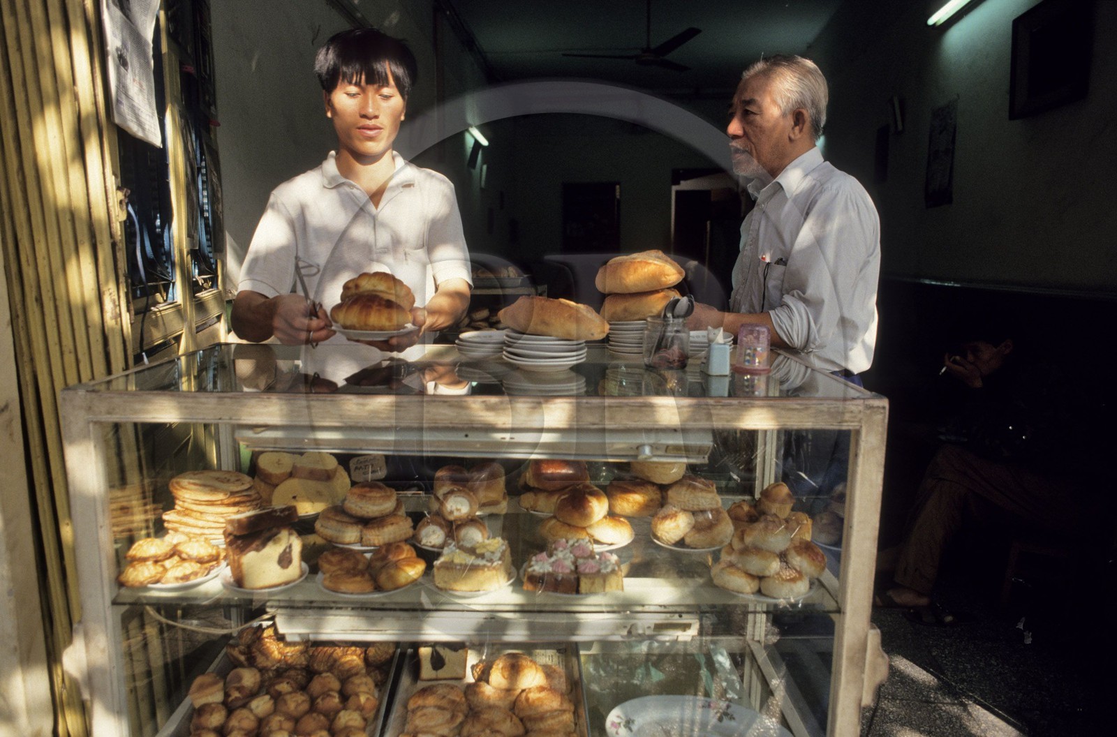Vietnam, Hanoi, boulangerie-patisserie dans la tradition francaise avec petits pains et croissants