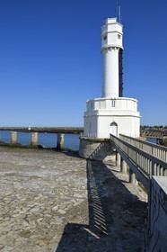 France, Pyrénées-Atlantiques (64), Pays-Basque, Anglet, embouchure de l'Adour qui est l'accès à la mer du port de Bayonne, le phare et la jetée