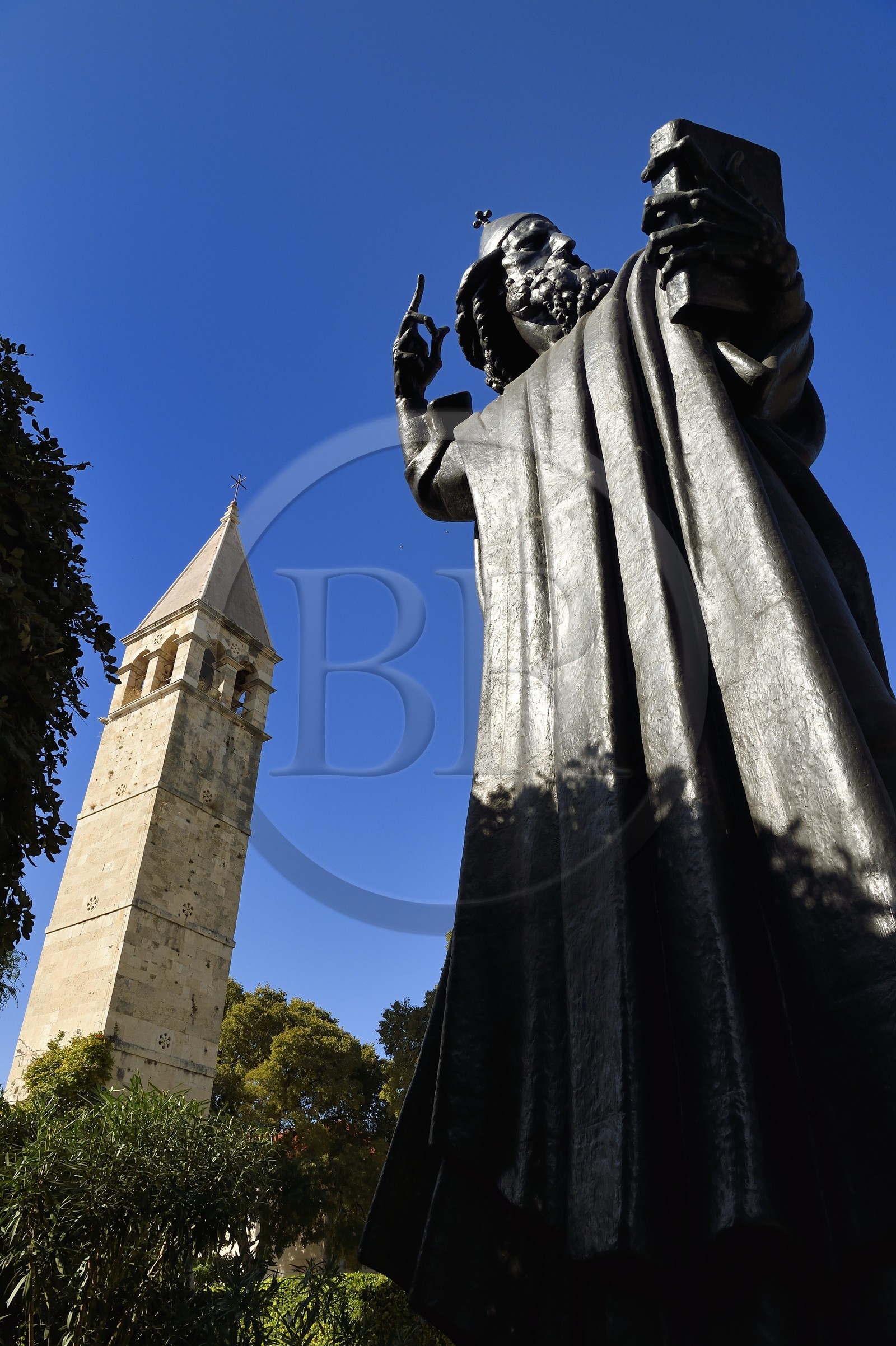Croatie, Dalmatie, cote dalmate, Split, vieille ville romaine classée Patrimoine Mondial de l'UNESCO, statue de Grgur Ninski (évêque Grégoire de Nin) par Ivan Mestrovic en 1929, et clocher de l'ancien couvent des bénédictins