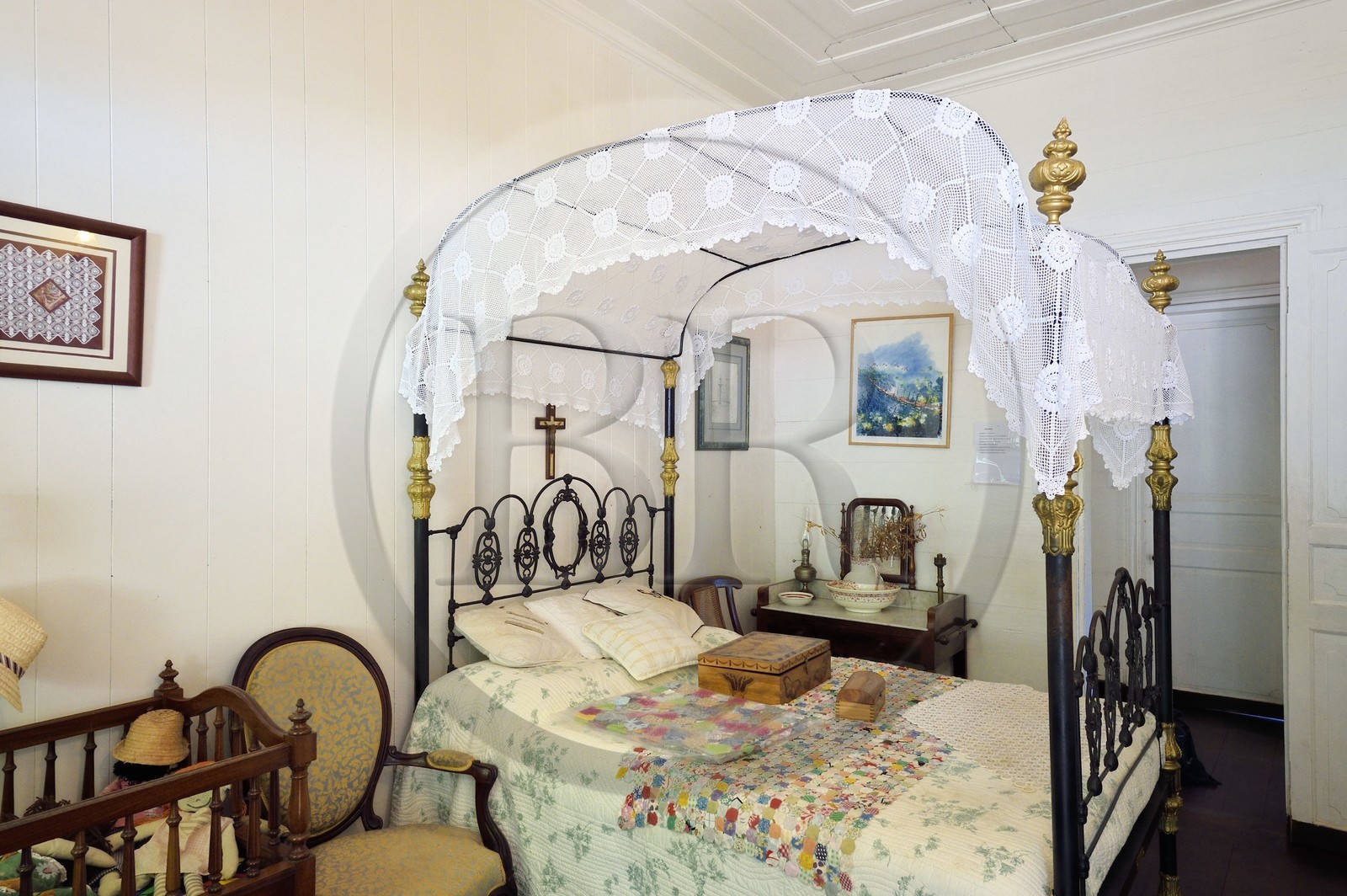 France, Ile de la Reunion, Cirque de Salazie, classé Patrimoine Mondial de l'UNESCO, Hell-Bourg, labellisé les Plus Beaux Villages de France, la Villa ou Maison Folio à l'architecture créole traditionnelle du XIXème siècle, lit à baldaquin dans la chambre à coucher