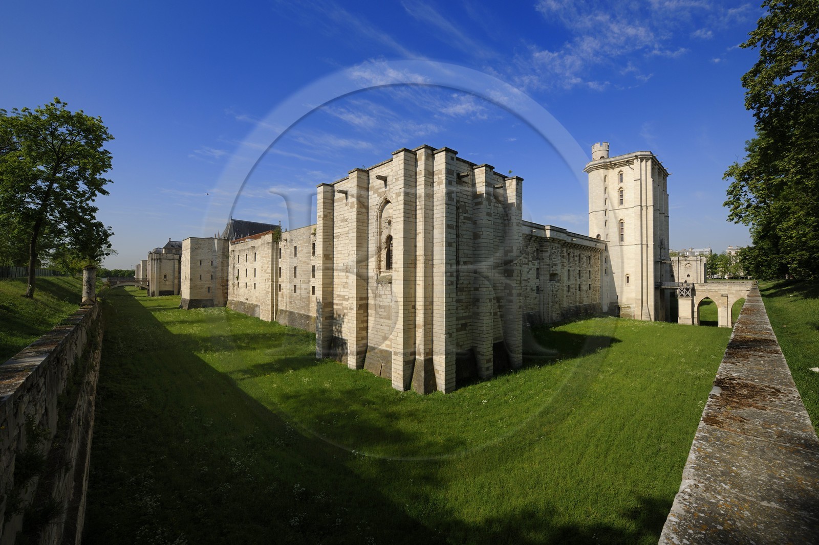 France, Val-de-Marne (94), Vincennes, le château de Vincennes, les remparts Est et la Tour du village