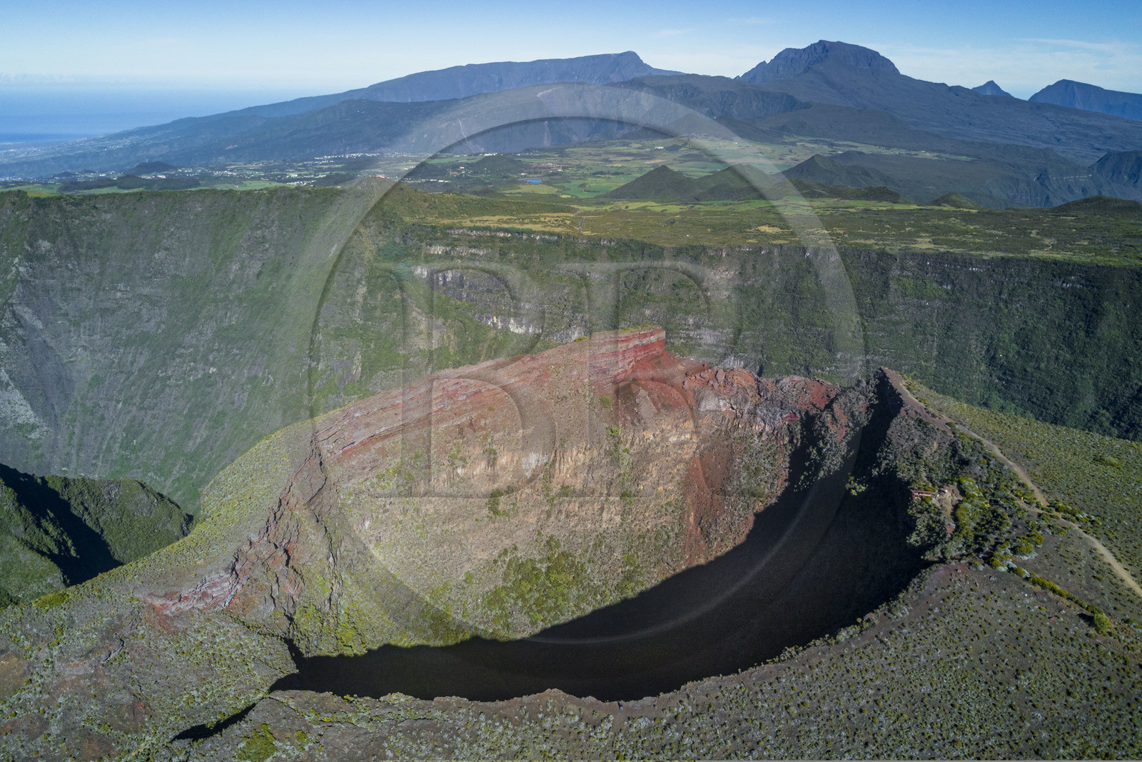 France, Ile de la Reunion, Parc National de la Réunion classé Patrimoine Mondial de l'UNESCO, le Cratère Commerson sur les flans du volcan Piton de la Fournaise et l'ancien volcan du Piton des Neiges en arrière plan (vue aérienne)