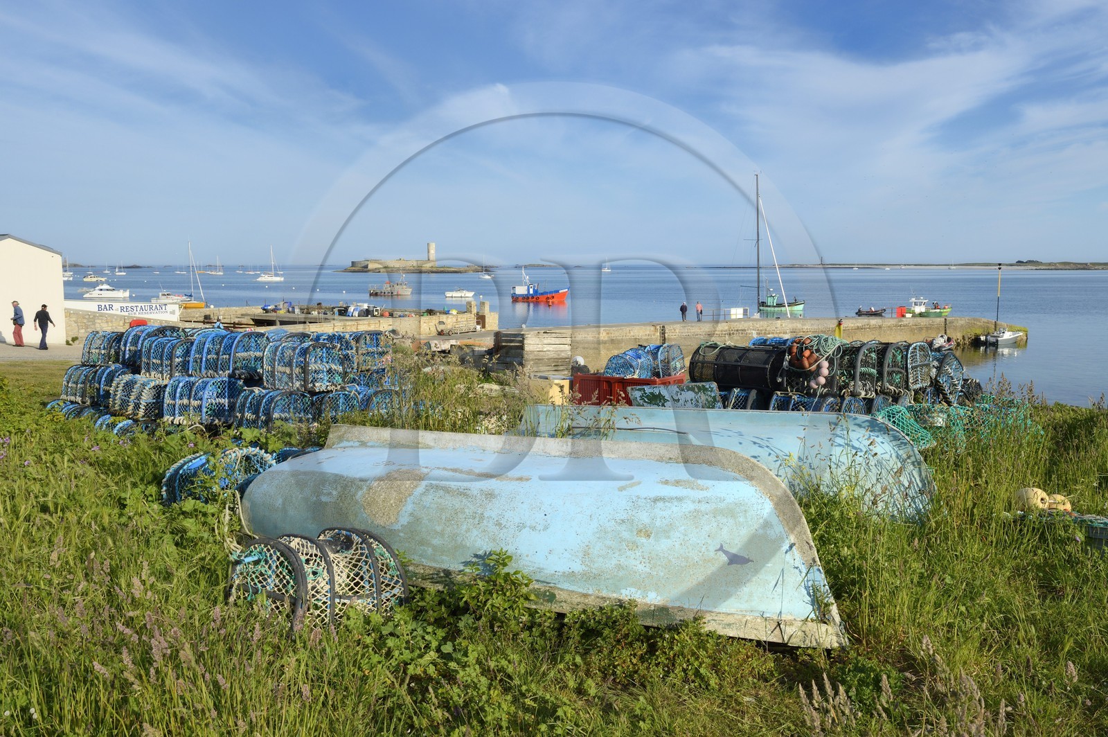 France, Finistère (29), La Foret Fouesnant, archipel des Glénan, Ile Saint-Nicolas, le port et le Fort Cigogne sur l'Ile Cigogne en arrière plan