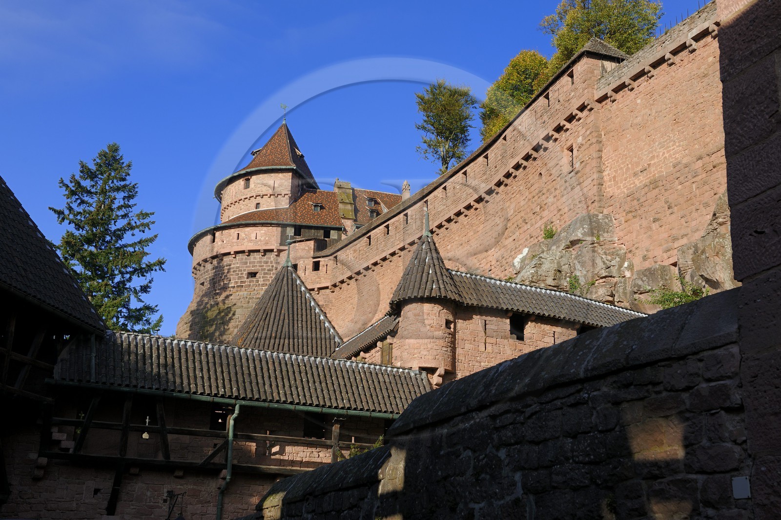 France, Bas-Rhin (67), le château du Haut-Koenigsbourg, le Grand Bastion et les remparts