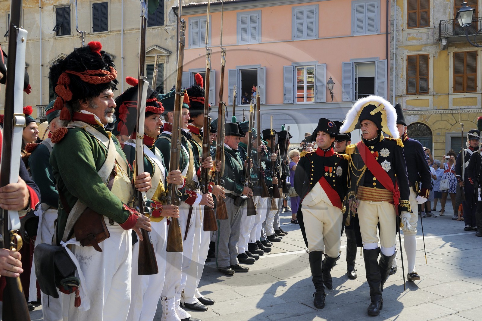 Italie, Ligurie, Sarzana, Napoleon Festival, Napoléon passe en revue les troupes en compagnie du maréchal d'Empire Massena sur la Piazza Matteotti