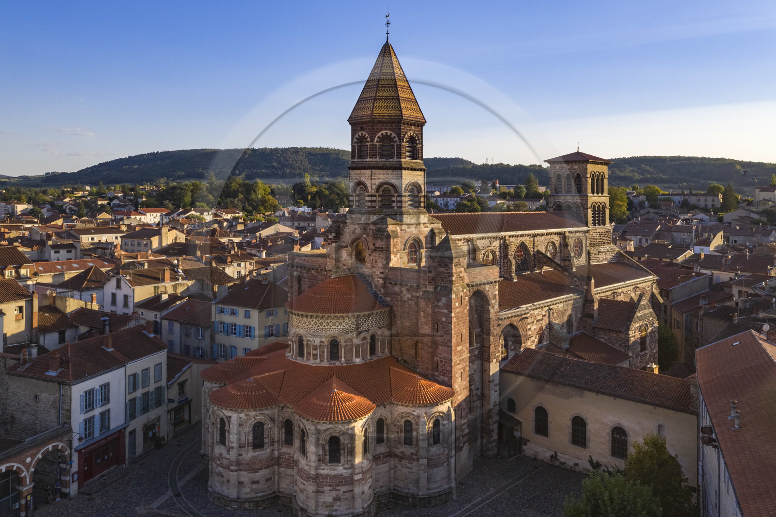France, Haute-Loire (43), Brioude, la Basilique Saint-Julien de Brioude de style roman auvergnat (vue aérienne)