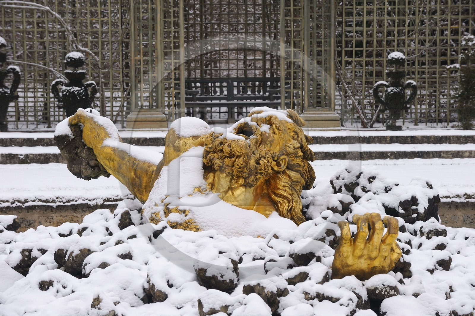 France, Yvelines (78), parc du château de Versailles sous la neige, classé Patrimoine Mondial de l'UNESCO, le Bosquet de l'Encelade oeuvre de Marsy