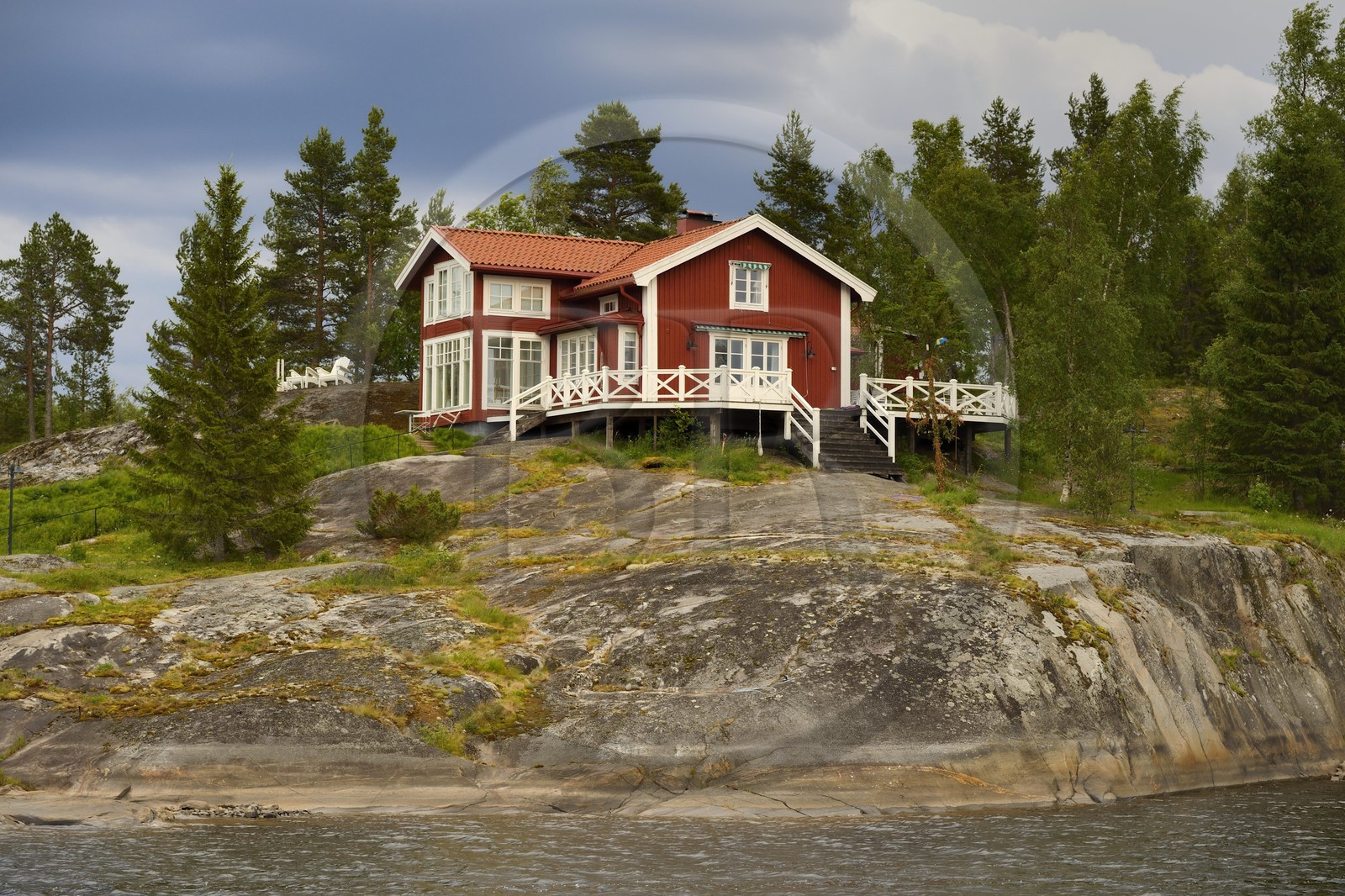 Sweden, Vasterbotten County, Umea, wooden house along the Ume River (Umeälven)