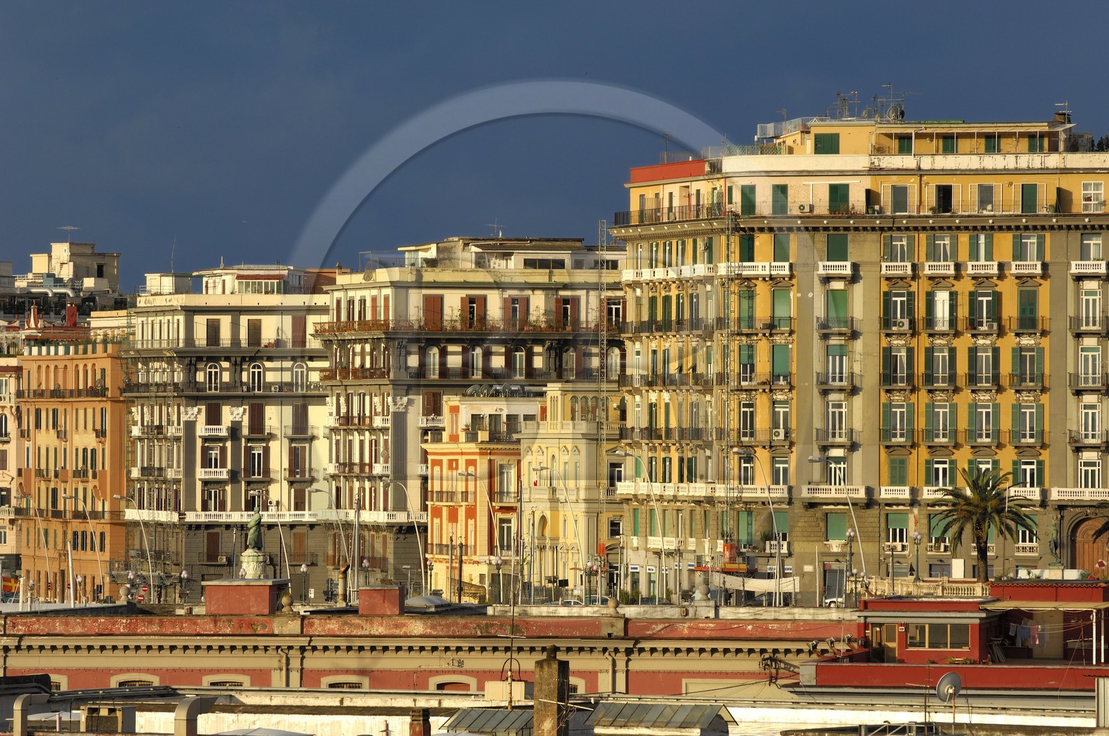 Italie, Campanie, Naples, centre historique classé Patrimoine Mondial de l'UNESCO, immeubles qui bordent le port