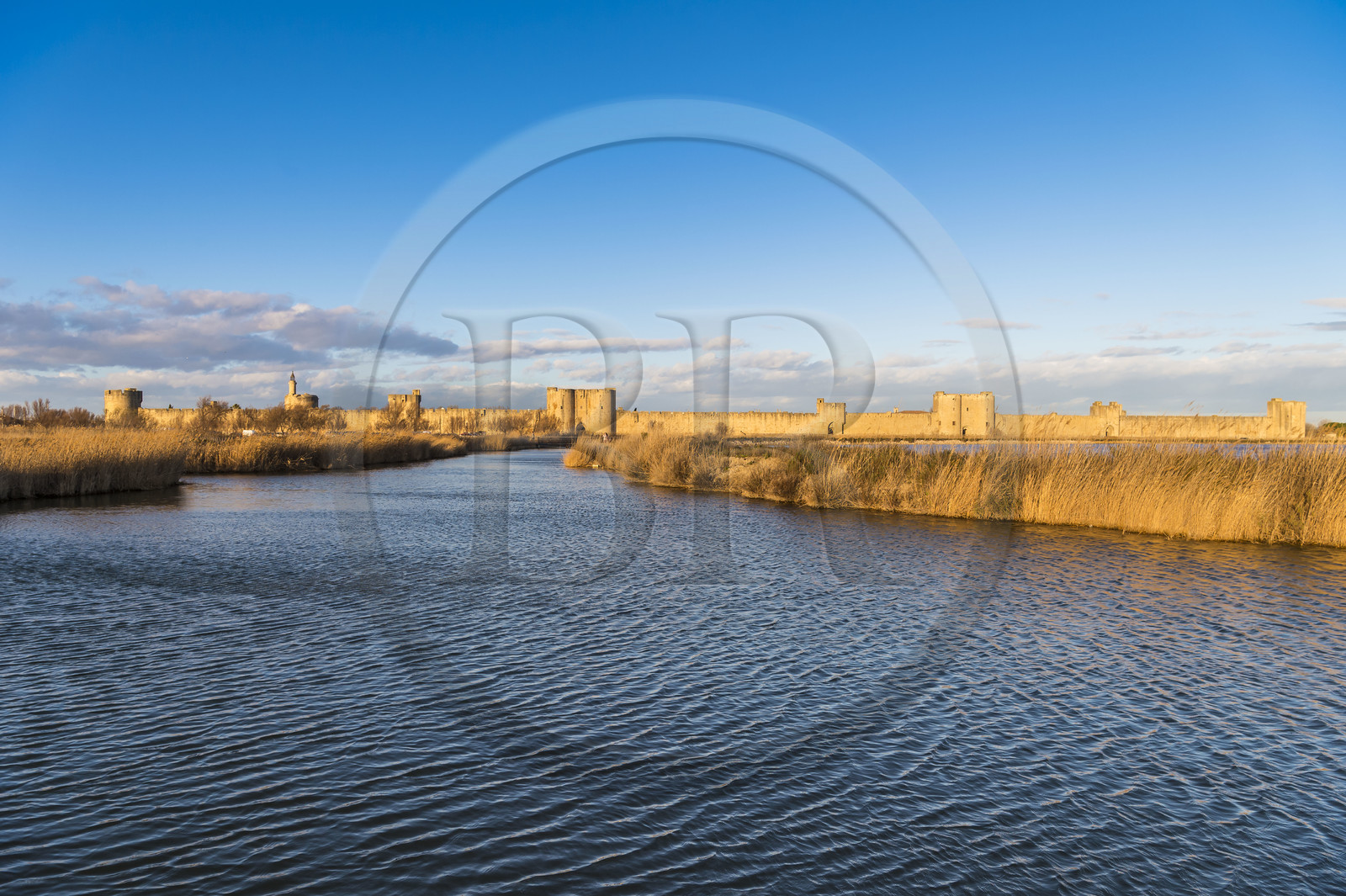 France, Gard (30), Aigues-Mortes, tours des remparts Sud et les marais salants en hiver