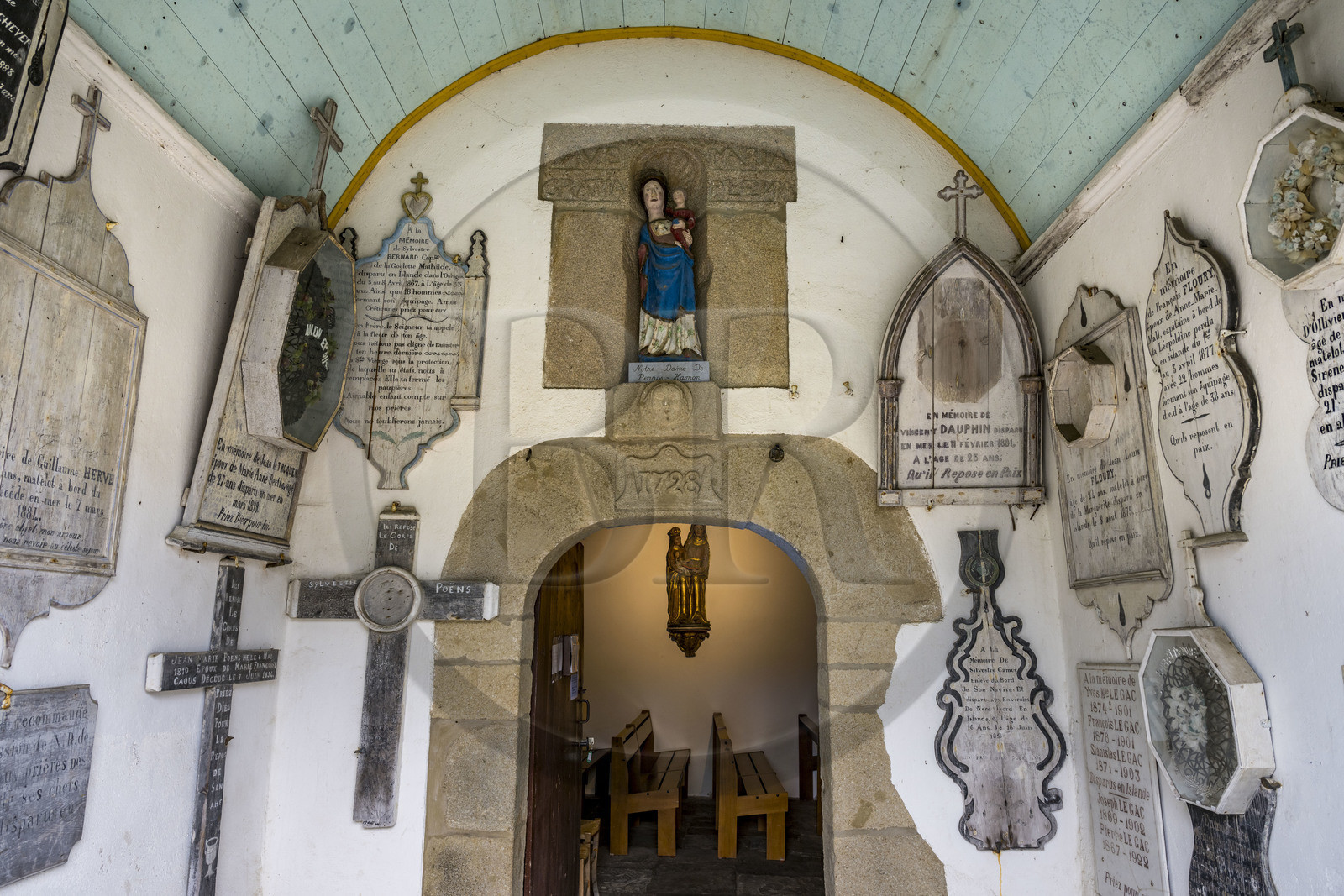 France, Côtes d'Armor (22), Ploubazlanec, hameau de Pors-Even, chapelle de Perros-Hamon citée dans le roman Pecheurs d'Islande de Pierre Loti, ex-votos sous le porche d'entrée latéral