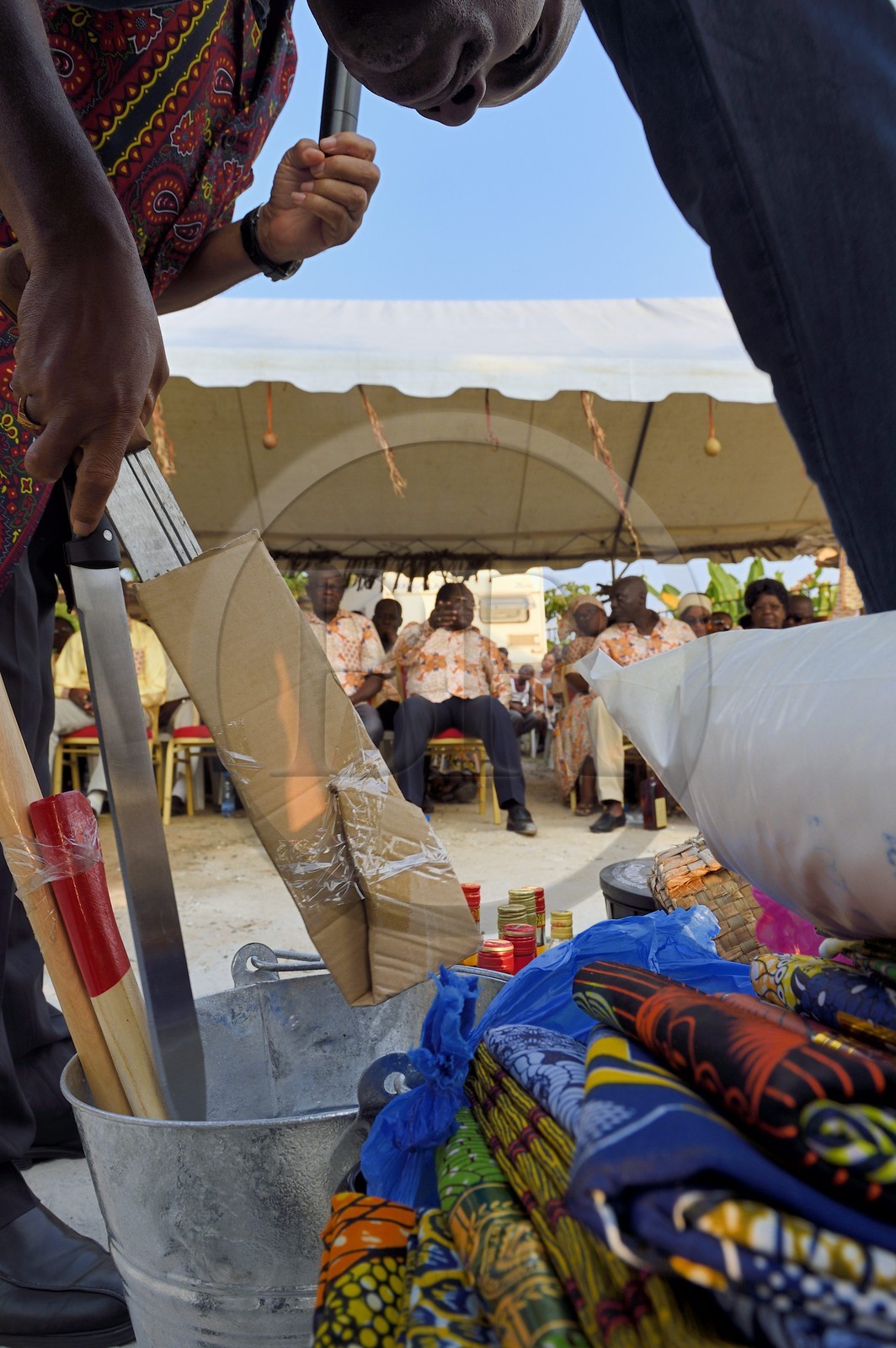 Gabon, Libreville, customary wedding, discussions on the dowry