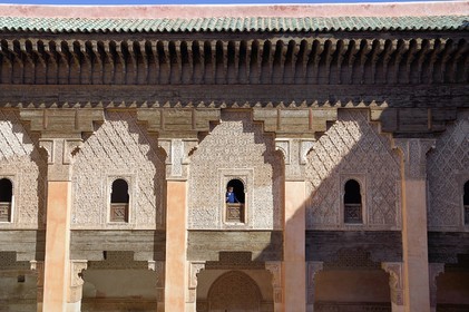 Maroc, Haut-Atlas, Marrakech, ville impériale, Médina classée Patrimoine Mondial de l'UNESCO, la Medersa Ali Ben Youssef (école coranique), fenêtre cintrée avec stuc décoratif