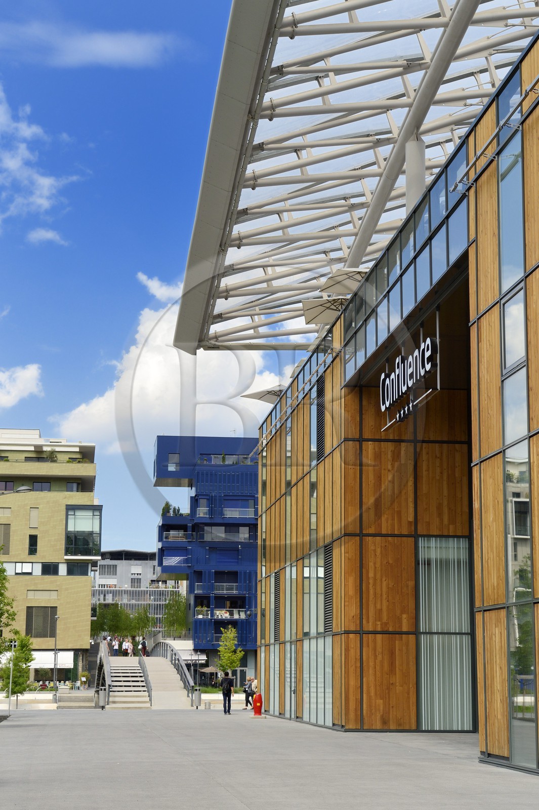 France, Rhône (69), Lyon, nouveau quartier de La Confluence au sud de la Presqu'île, le centre commercial de Confluence et des immeubles d'habitation en arrière plan