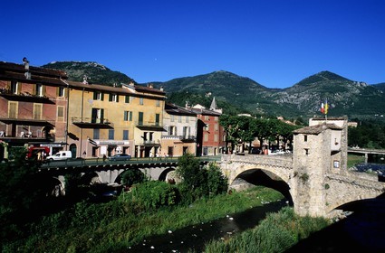 France, Alpes-Maritimes (06), vallée de la Bévéra, ville de Sospel, Pont-Vieux sur la rivière Bévéra