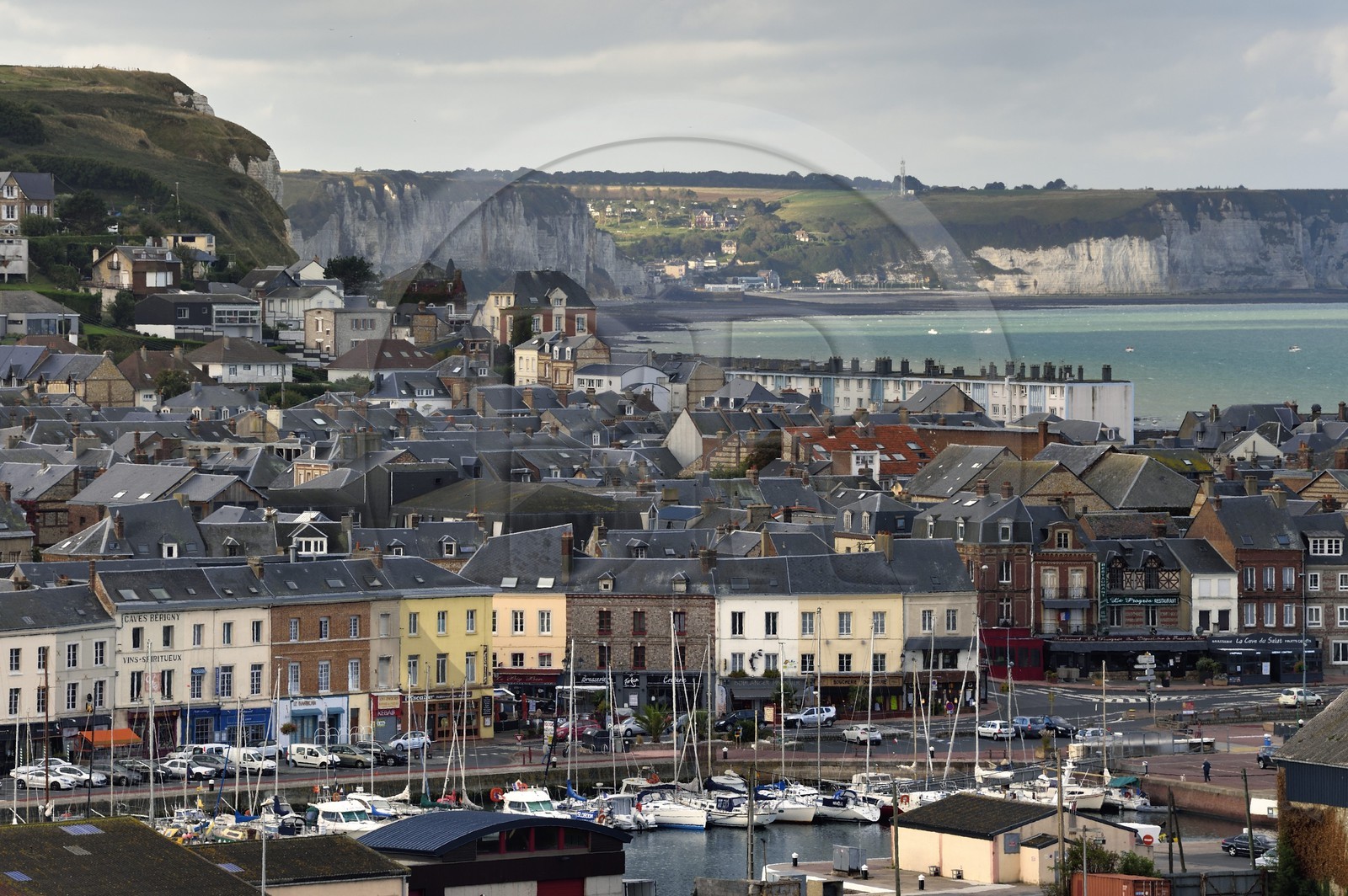 France, Seine-Maritime (76), Pays de Caux, Côte d'Albâtre, Fécamp, le port et falaises au sud de la ville