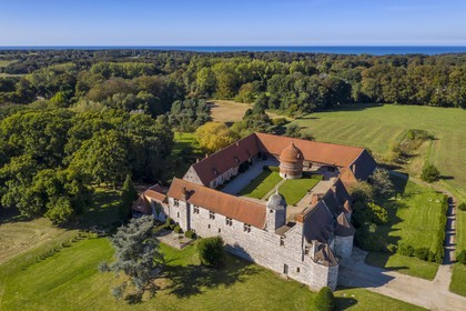 France, Seine-Maritime (76), Côte d'Albatre, Pays de Caux, Varengeville-sur-Mer, le Manoir d'Ango et son colombier (vue aérienne)