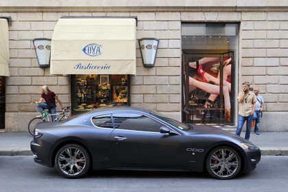Italie, Lombardie, Milan, Quadrilatère de la mode, Maserati GranTurismo dessinée par Sergio Pininfarina devant la pâtisserie historique Cova fondée en 1817