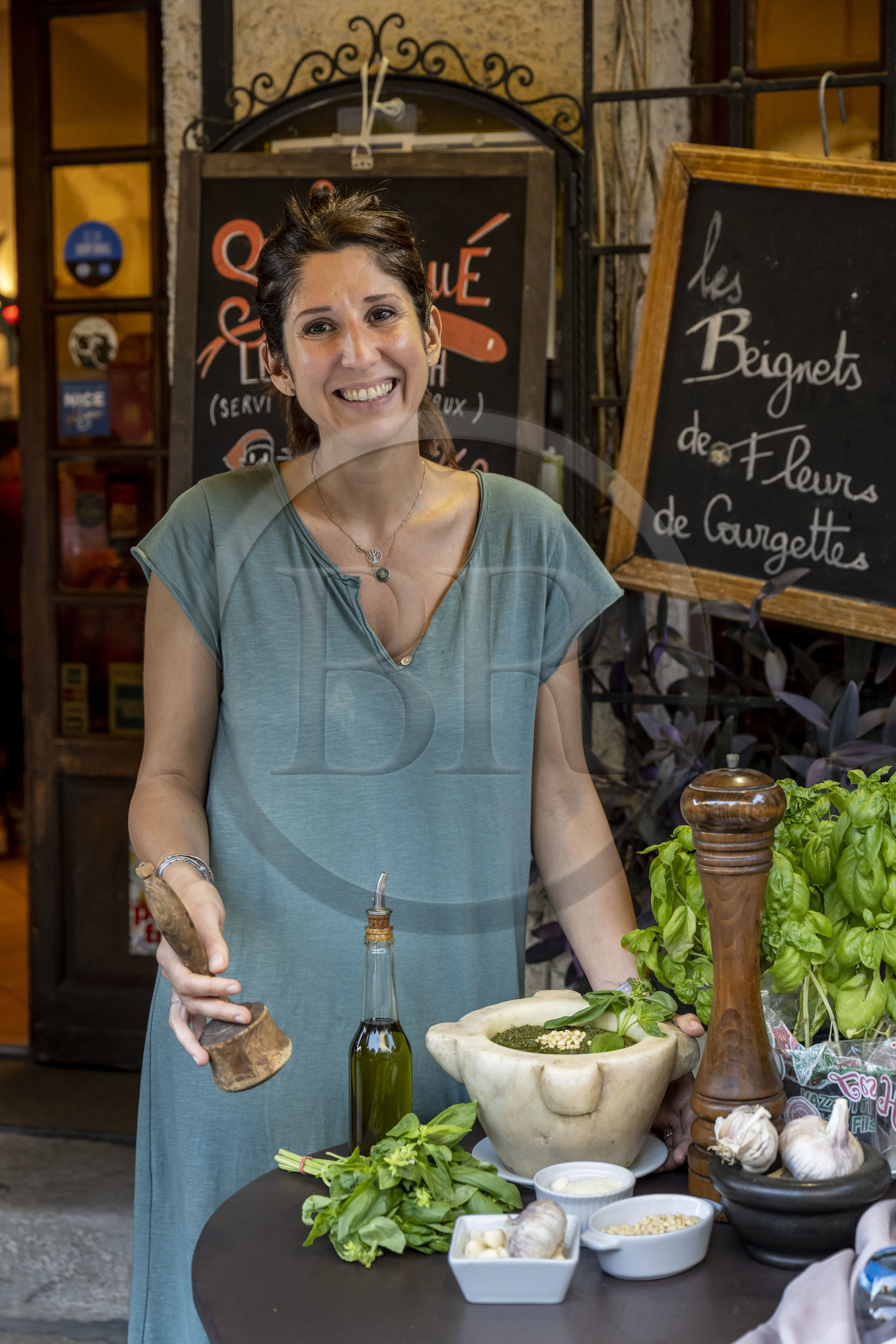 France, Alpes-Maritimes (06), Nice, restaurant Lou Balico spécialisé dans le basilic, Sara Issautier présente la préparation du pesto traditionnel (basilic, ail, pignons, huile et parmesan)