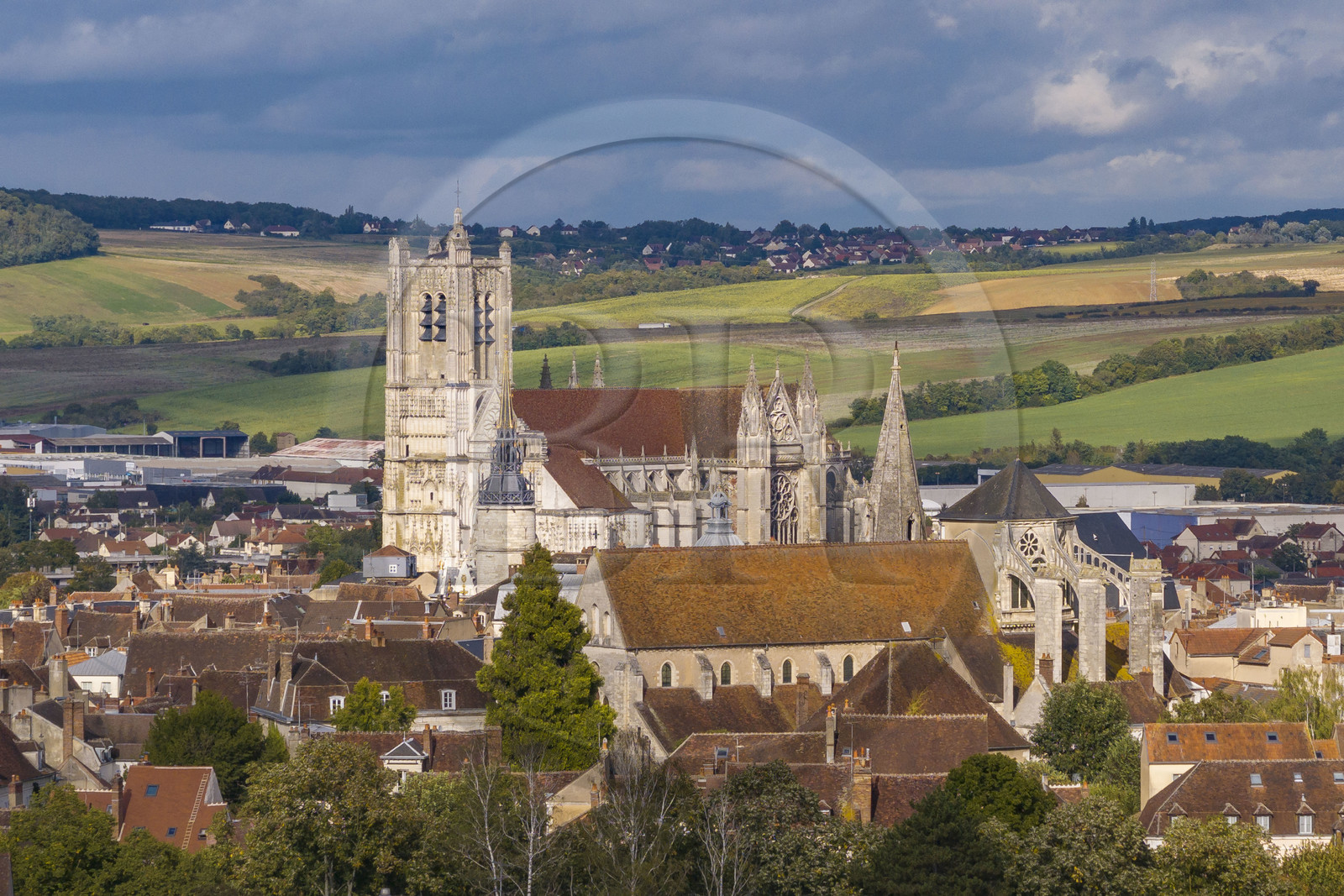 France, Yonne (89), Auxerre, la cathédrale Saint-Etienne et les collines qui entourent la ville en arrière plan (vue aérienne)