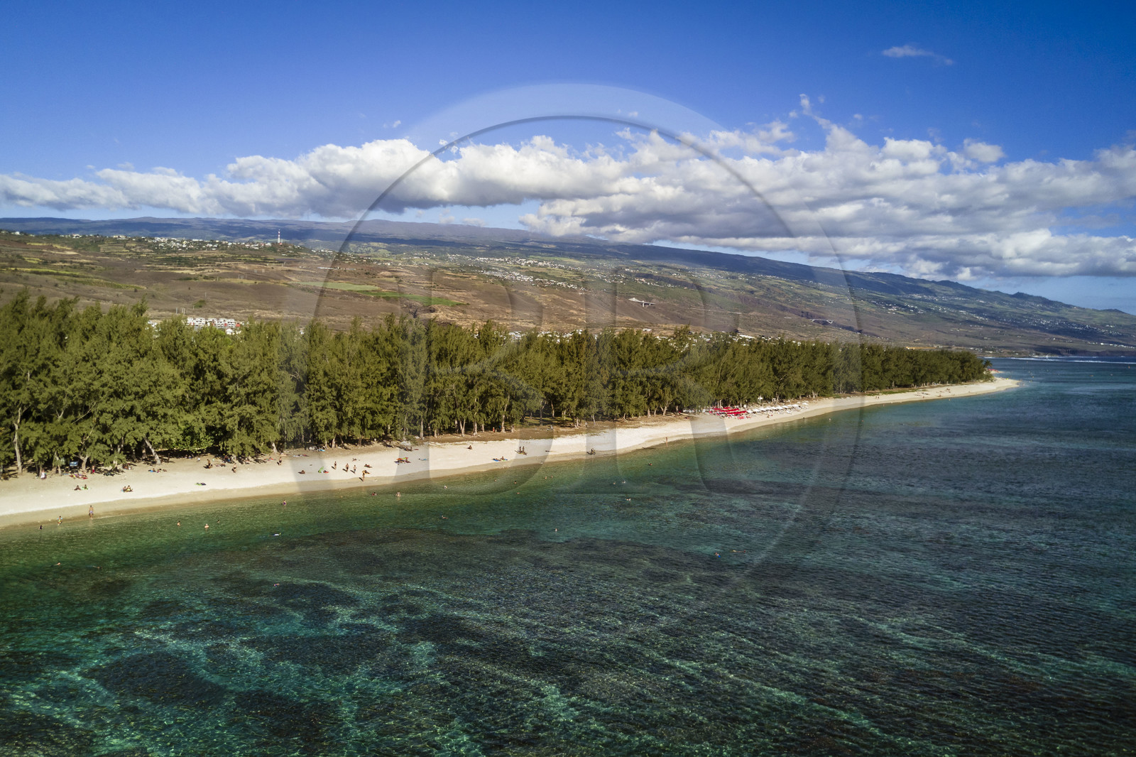 France, île de la Réunion, la Cote Ouest, plage du lagon de Saint-Gilles-Les-Bains à l'Ermitage-les-Bains, bordée par des filaos (vue aérienne)