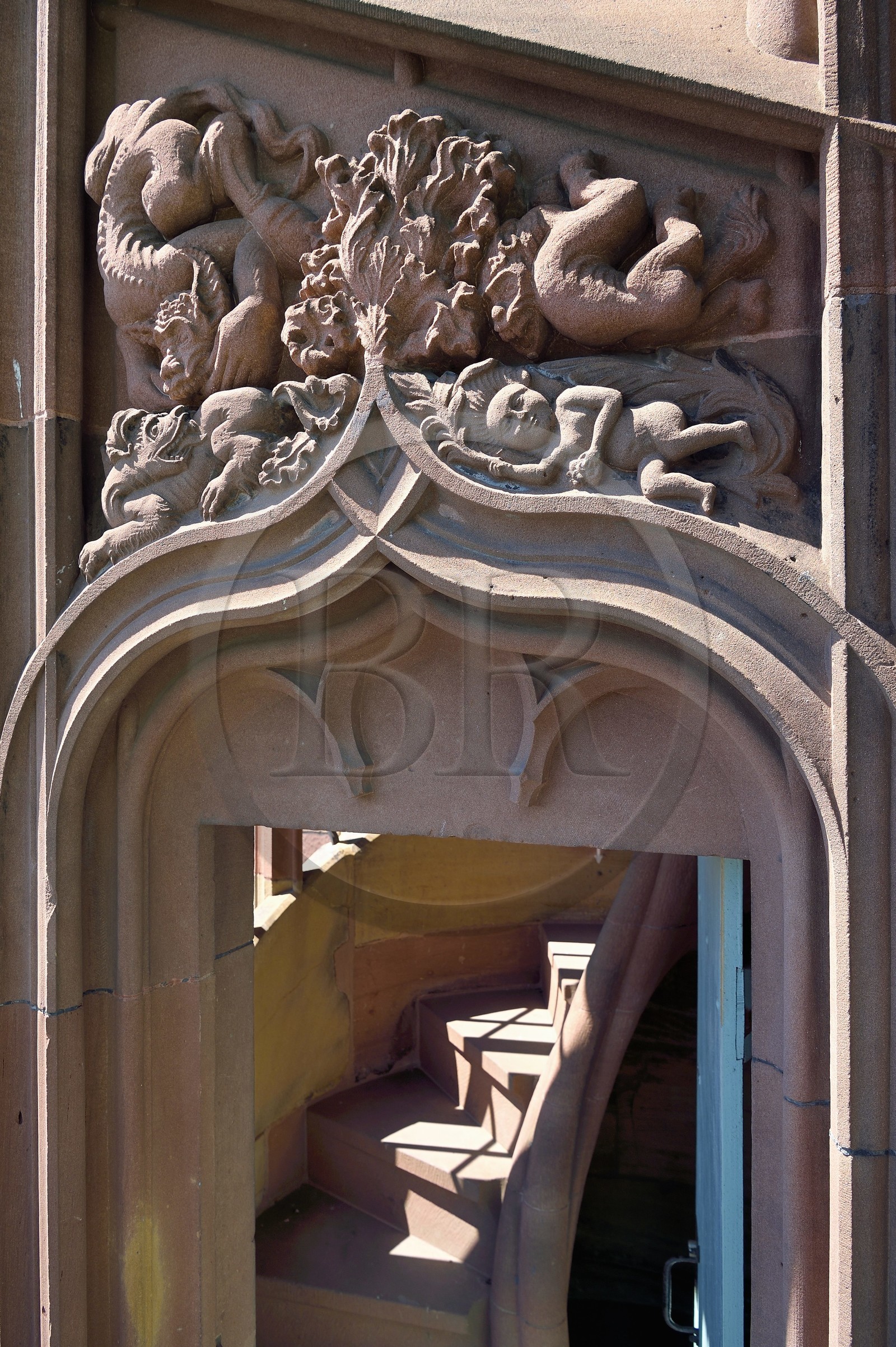 France, Bas-Rhin (67), Strasbourg, vieille ville classée au Patrimoine Mondial de l'UNESCO, la cathédrale Notre-Dame, escalier dit Hans Hammer contre la tour sud