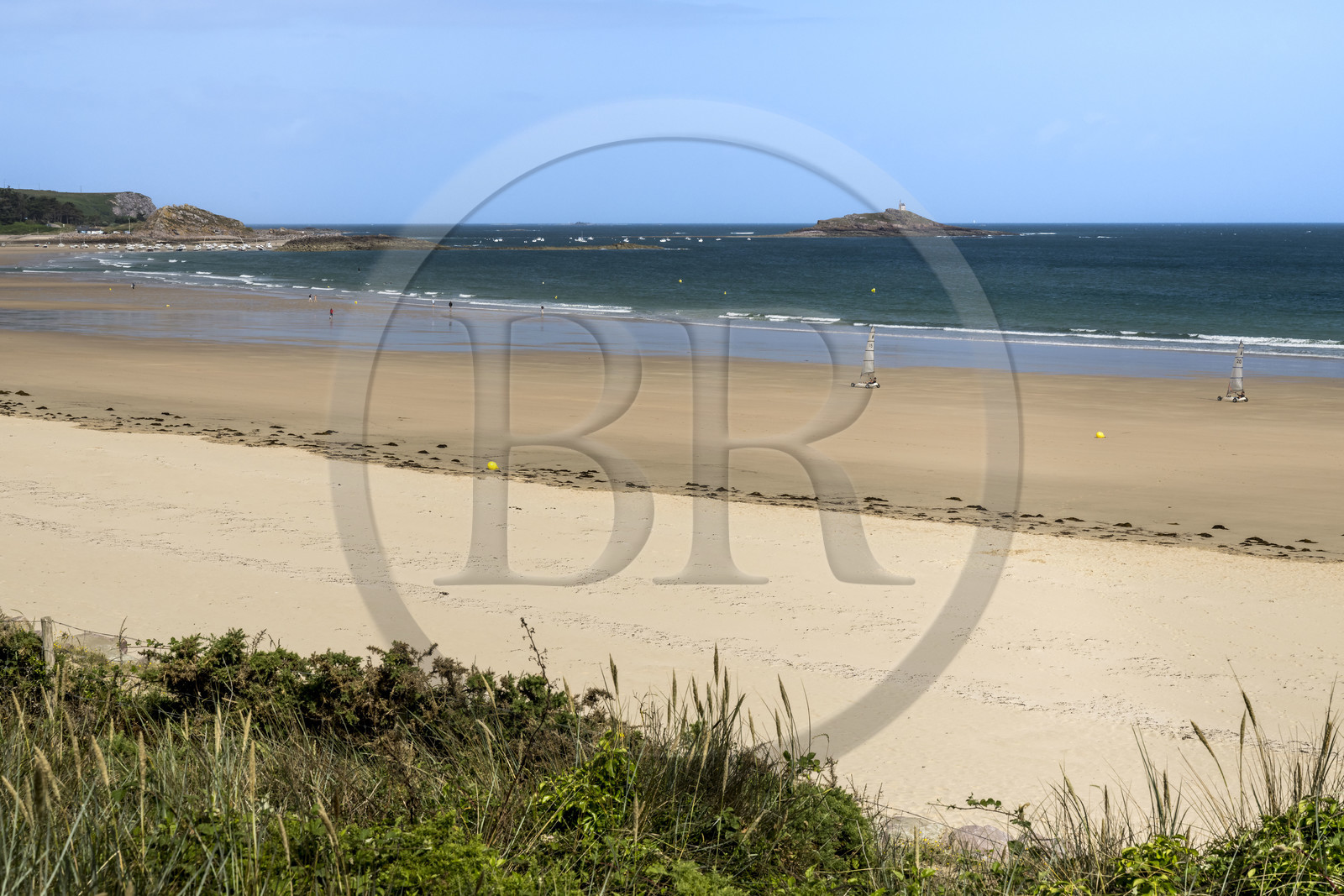 France, Côtes d'Armor (22), Grand Site de France Cap d'Erquy – Cap Fréhel, Fréhel, plage de Sables-d'Or-les-Pins et la chapelle Saint-Michel en arrière plan