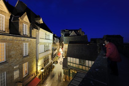 France, Manche (50), Mont-Saint-Michel, classé Patrimoine Mondial de l'UNESCO, la Grande Rue depuis le chemin de ronde des remparts