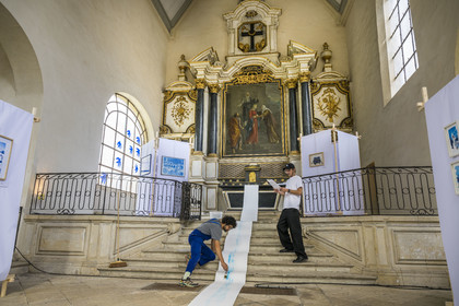 France, Nièvre (58), Nevers, la chapelle Sainte-Marie, ou chapelle de la Visitation de la Sainte Vierge, l'artiste Randy Bertil réalise une performance graphique La Loire Asséchée avec une lecture du comédien Axel Stein-Kurdzielewicz pour Nevers en Bleu