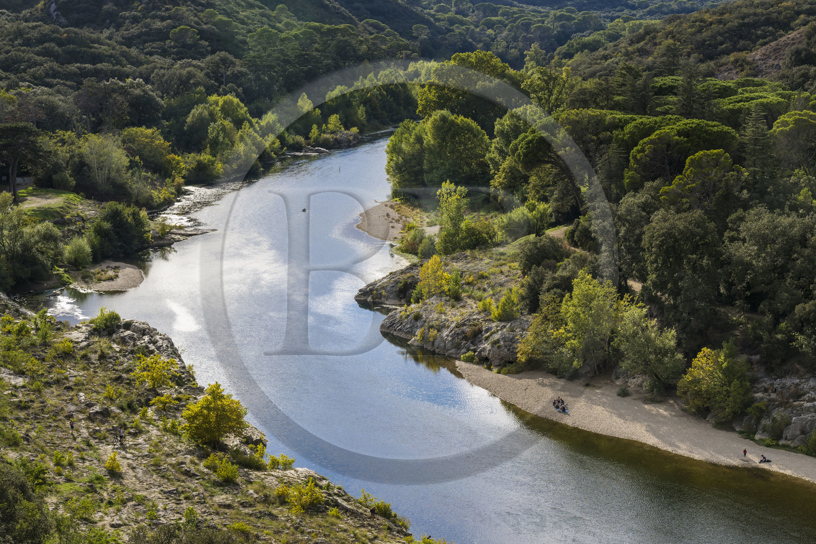 France, Gard (30), le Pont du Gard classé Patrimoine Mondial de l'UNESCO, Grand Site de France, le Gardon au pied du pont aqueduc romain