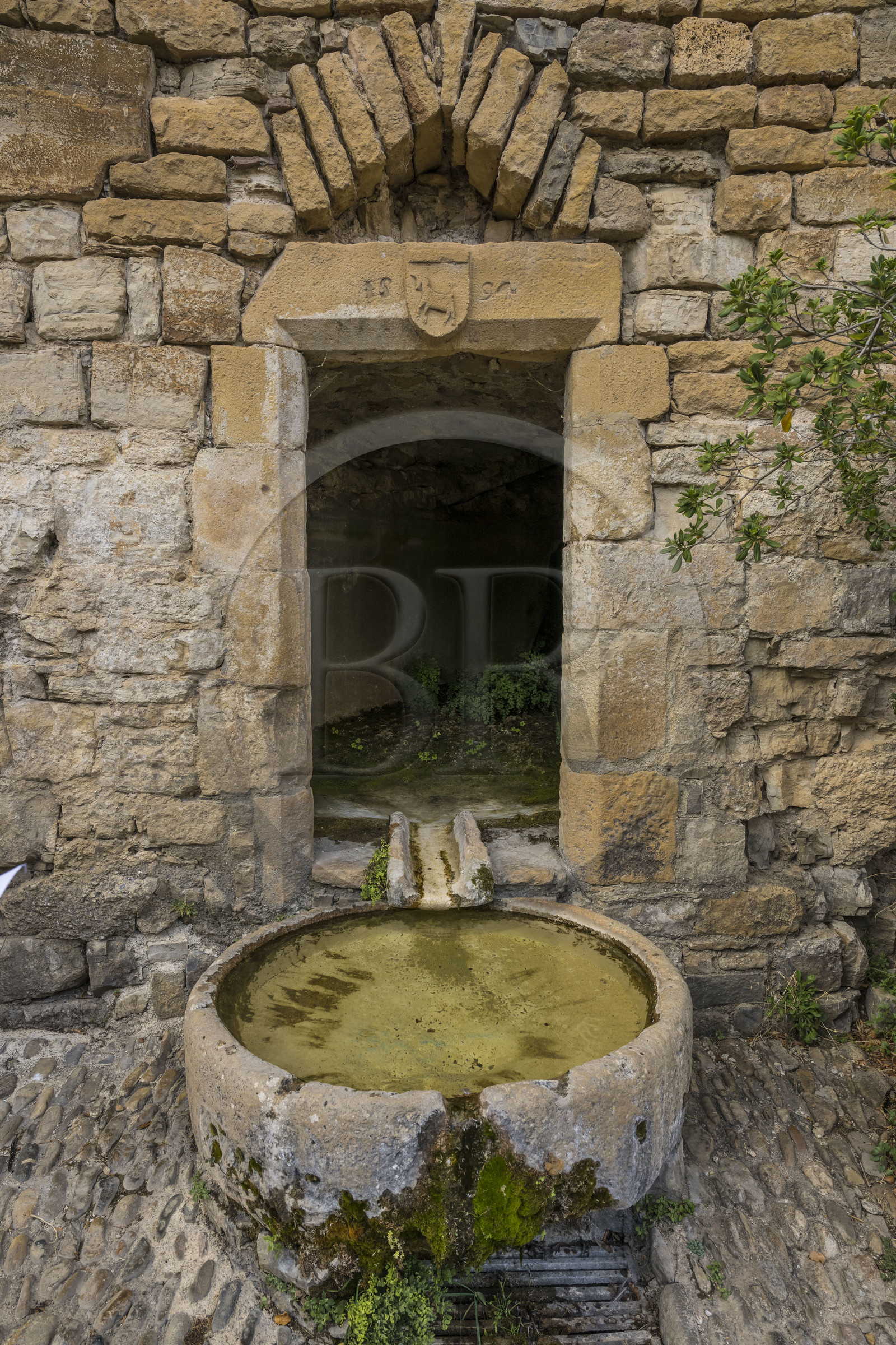 France, Aveyron (12), parc naturel régional des Grands Causses, Peyre, labellisé Les Plus Beaux Villages de France, église troglodytique Saint-Christophe des XIème et XVIIème siècles, bassin de la fontaine Cazottes