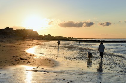 France, Calvados (14), Pays d'Auge, la côte Fleurie, Cabourg, promenade au coucher de soleil sur la plage de la station balnéaire
