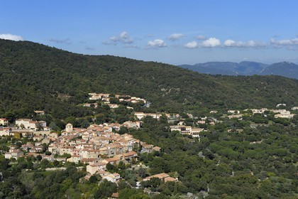 France, Var (83), Presqu'Ile de Saint-Tropez, le village perché de Ramatuelle (vue aérienne)