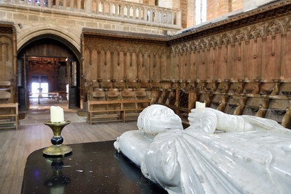 France, Haute-Loire (43), Parc naturel régional Livradois-Forez, abbaye de La Chaise-Dieu, l’église abbatiale Saint-Robert, chœur avec le jubé et le tombeau du Pape Clément VI