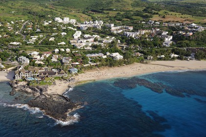 France, île de la Réunion, commune de Saint-Paul, plage de Boucan Canot, l'hôtel de luxe Boucan Canot (vue aérienne)
