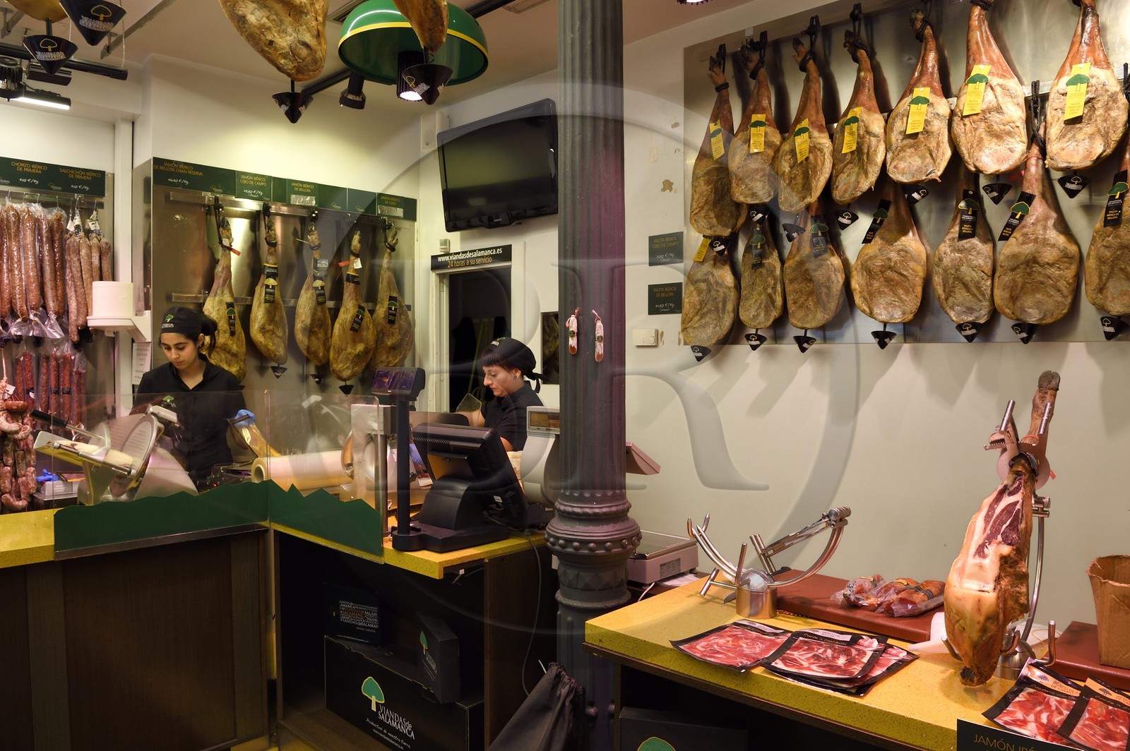 Espagne, Pays basque espagnol, Biscaye, Bilbao, magasin Viandas de Salamanca spécialisé dans le jambon