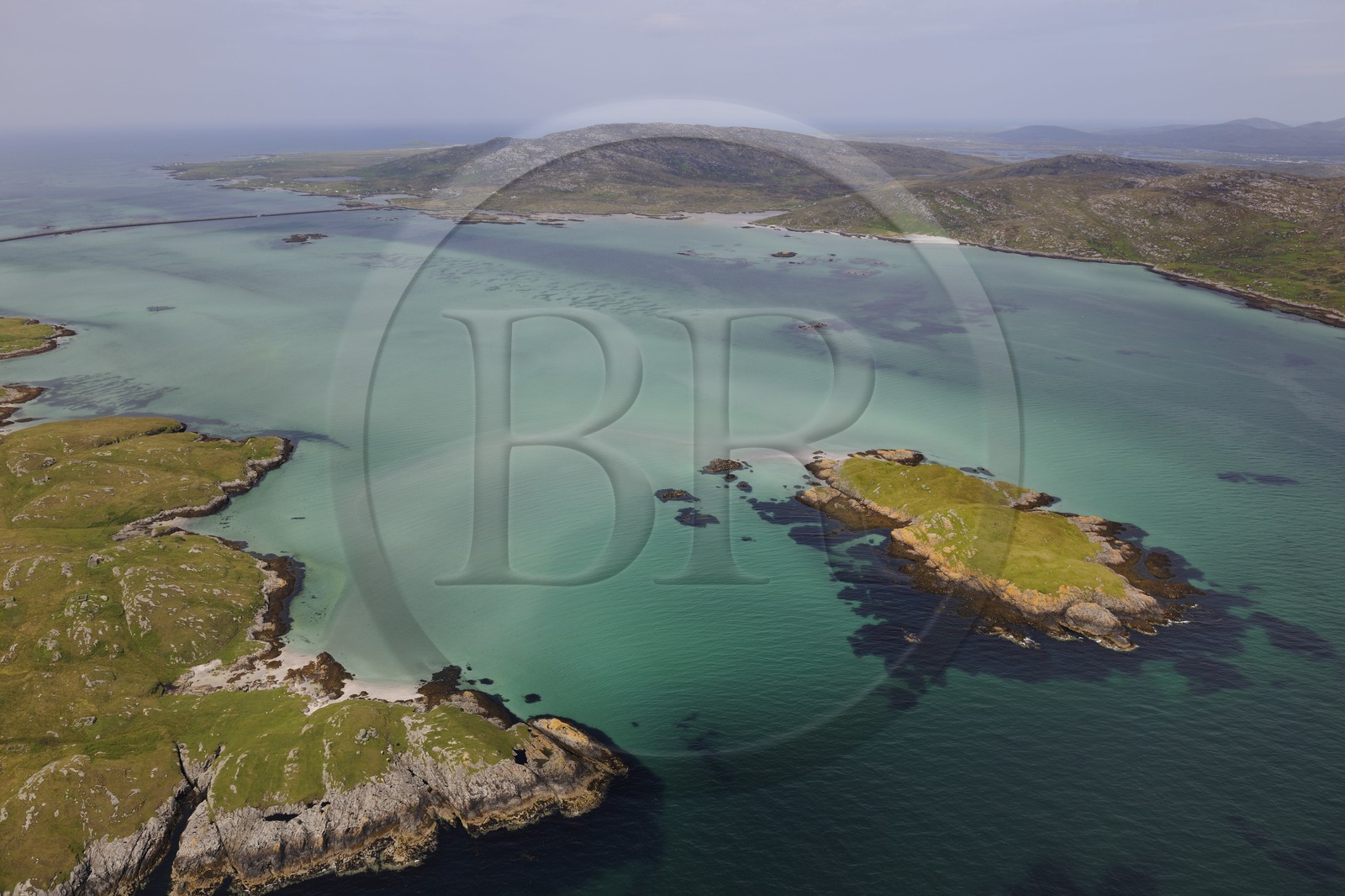 Royaume-Uni, Ecosse, Hébrides extérieures, Sound of Eriskay, en arrière plan la chaussée ouverte en 2001 reliant l'Ile de Eriskay à gauche à l'Ile de South Uist à droite (vue aérienne)