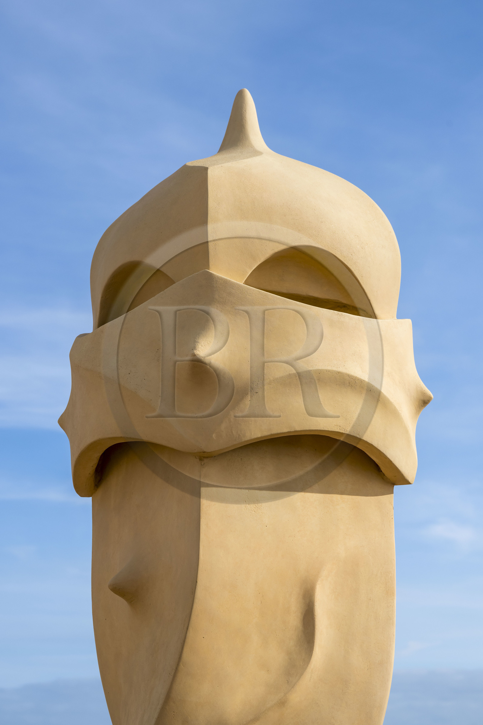 Espagne, Catalogne, Barcelone, quartier de l'Eixample, Passeig de Gracia, Pedrera ou Casa Mila (1905-1910) de l'architecte du modernisme catalan Antoni Gaudi, site classé au Patrimoine Mondial de l'UNESCO, cheminées et tours d'aération sur le toit terrasse de l'immeuble