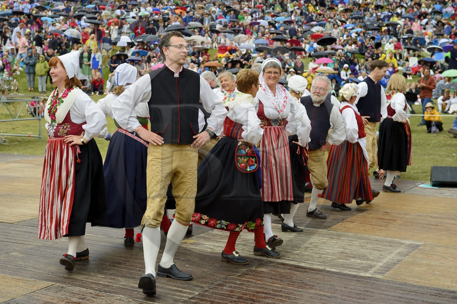 Suède, comté de Dalécarlie, Leksand, les très populaires célébrations du solstice d'été pour la Saint-Jean, danses folkloriques en costumes traditionnels
