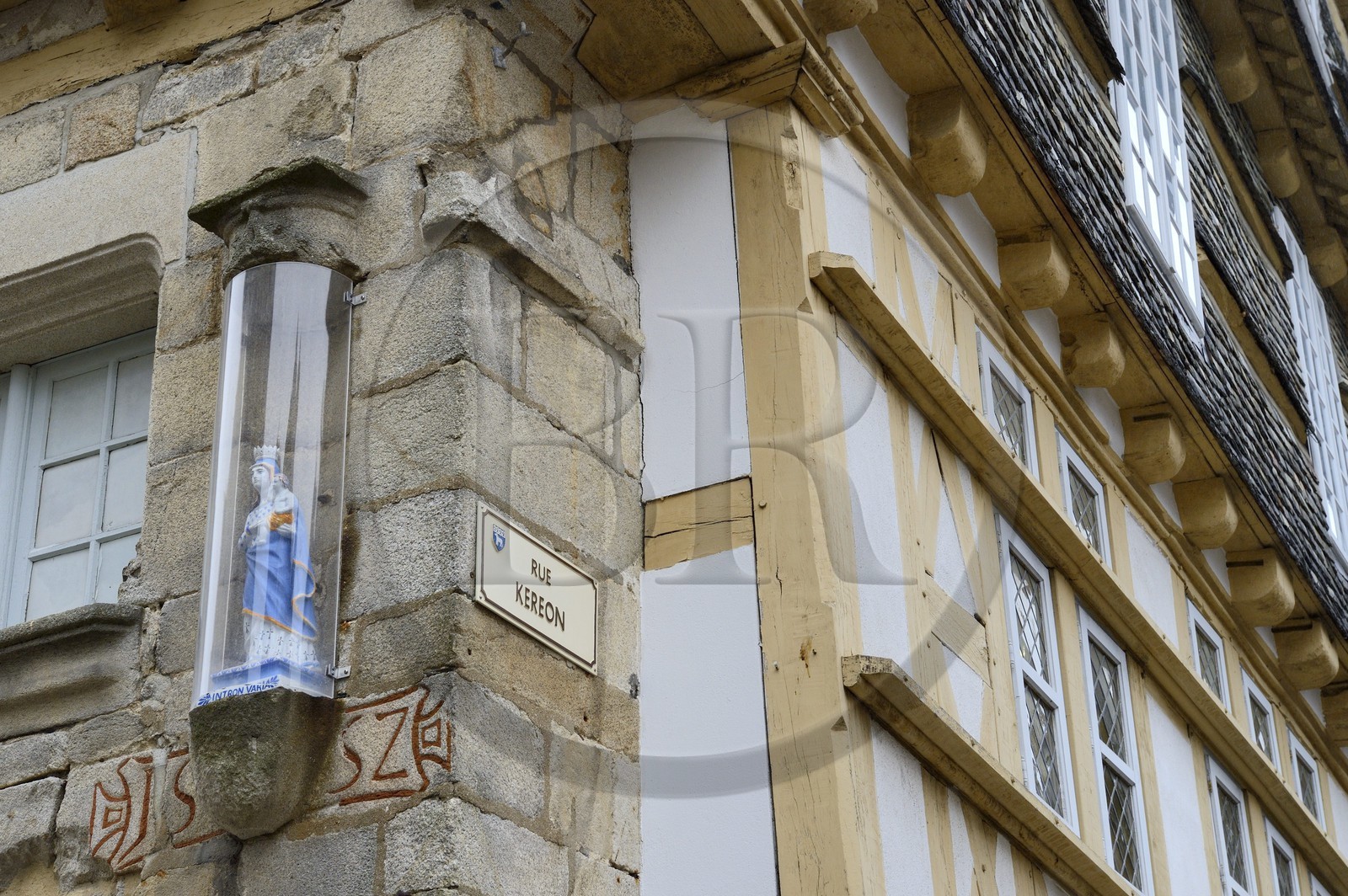France, Finistère (29), Quimper, la rue Kéréon et la cathédrale Saint-Corentin