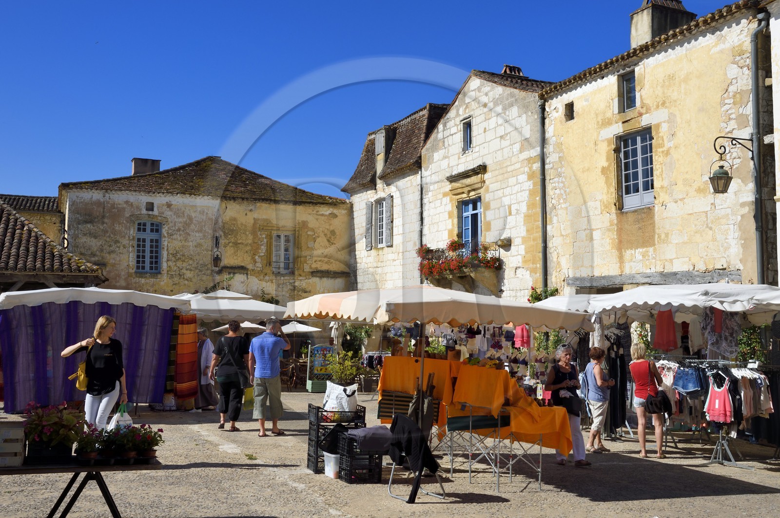 France, Dordogne, Perigord Pourpre, Monpazier, labelled Les Plus Beaux Villages de France (The Most Beautiful Villages in France), market day on the place des Cornieres in the heart of the village