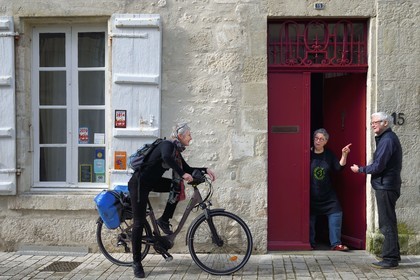 France, Charente-Maritime (17),  Saintonge, Saintes, Monique et Jim de la Chambres d'hôtes La Porte Rouge accueillent une cycliste faisant la véloroute La Flow Vélo