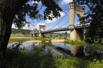 France, Indre et Loire (37), Vallée de la Loire classée Patrimoine Mondial de l' UNESCO, Langeais, le pont suspendu sur la Loire