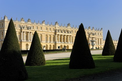 France, Yvelines (78), parc du château de Versailles, classé Patrimoine Mondial de l'UNESCO, la Galerie des Glaces de l'extérieur