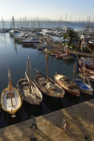 France, Var (83), Sanary-sur-Mer, barques traditionnelles de peche appelées pointus sur le port