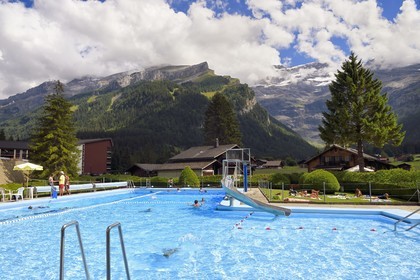 Suisse, Canton de Vaud, Ormont-Dessus, piscine extérieur des Diablerets
